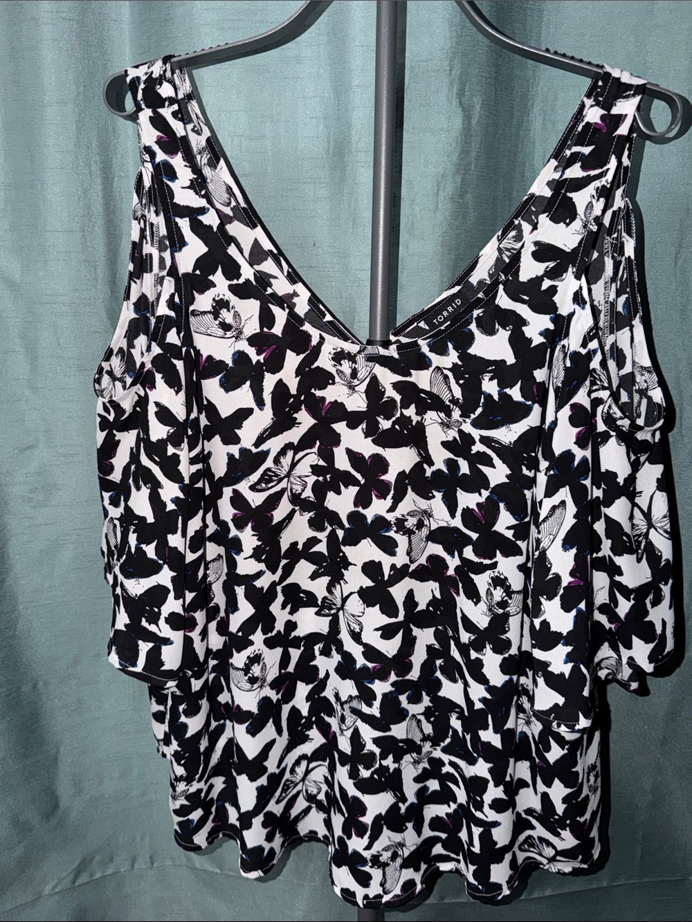 Torrid Black & White Cold-Shoulder Butterfly Flutter sleeve Top (Size 0)